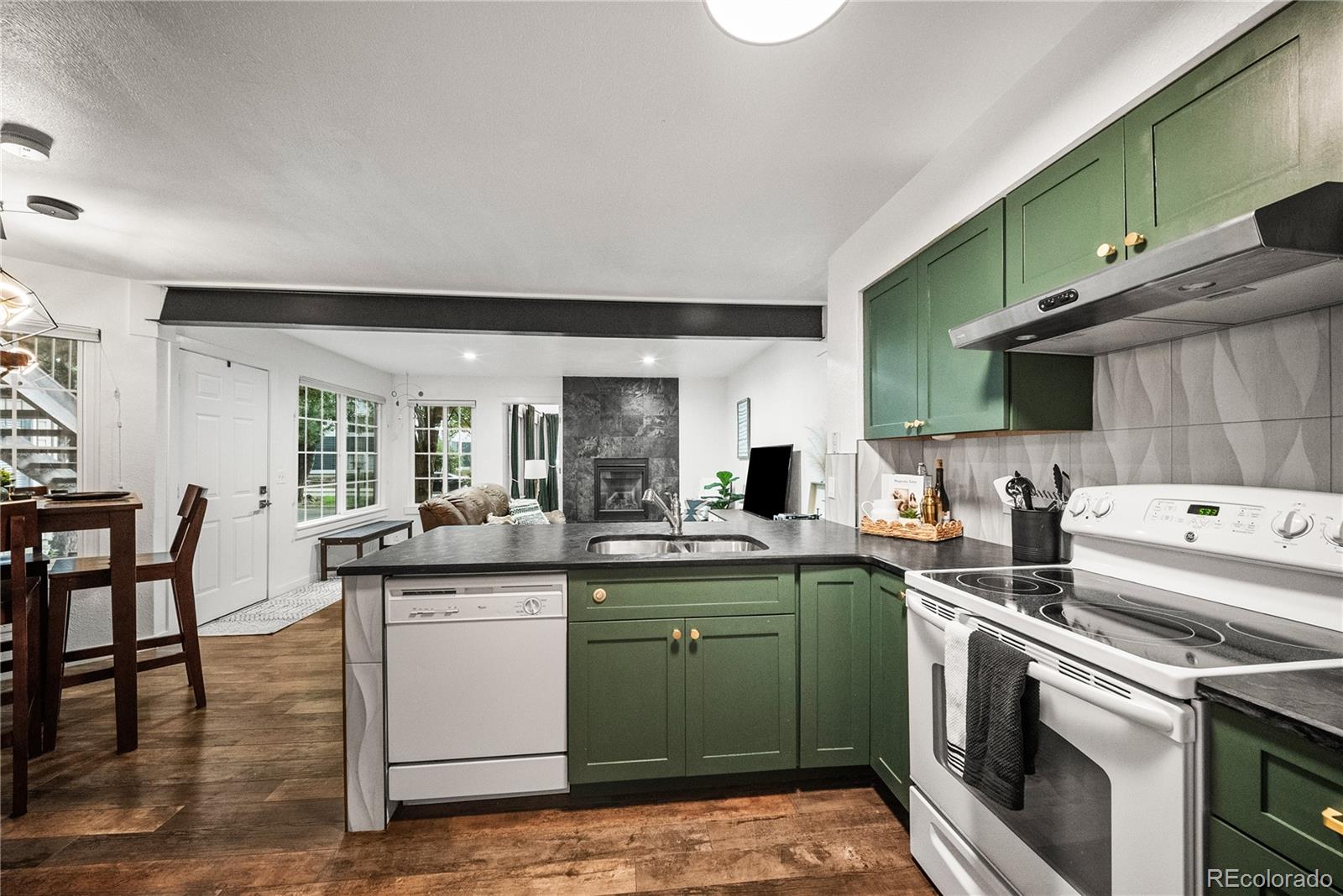 MLS Image #10 for 910 s dahlia street,denver, Colorado