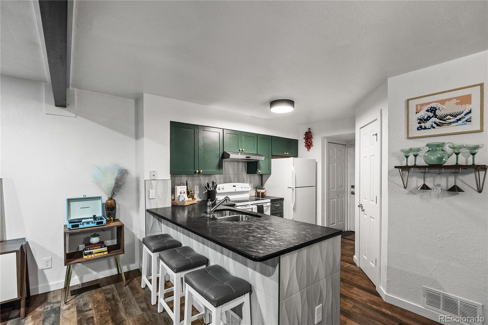 MLS Image #7 for 910 s dahlia street,denver, Colorado