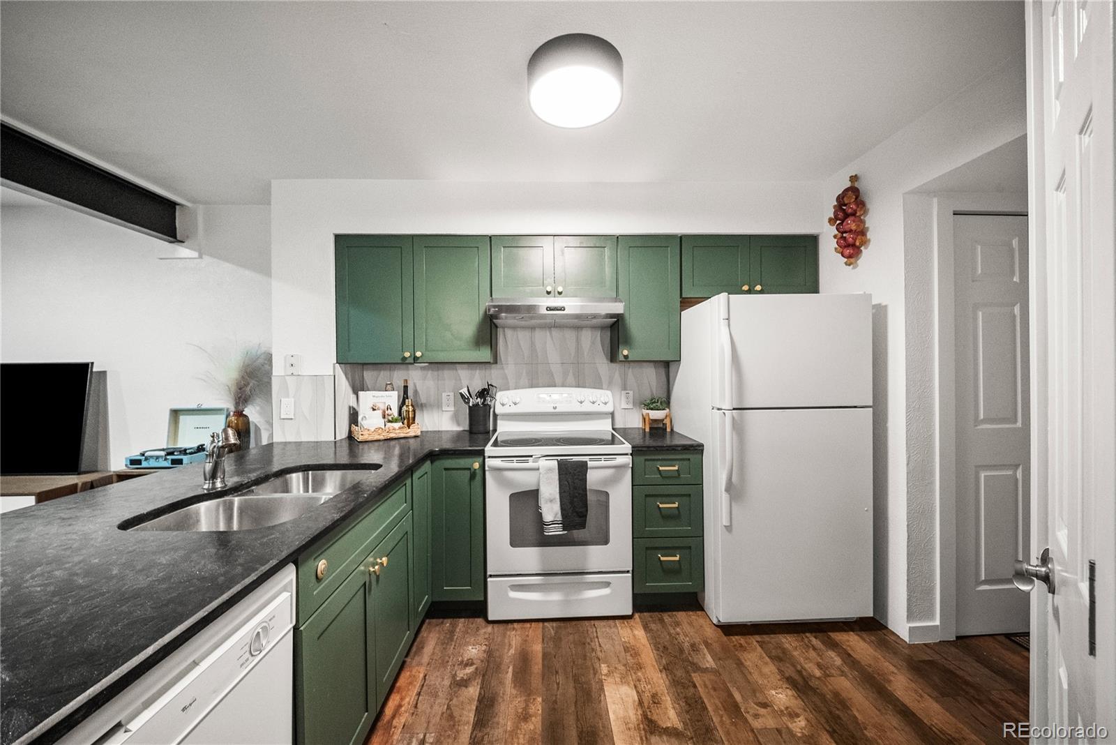 MLS Image #9 for 910 s dahlia street,denver, Colorado