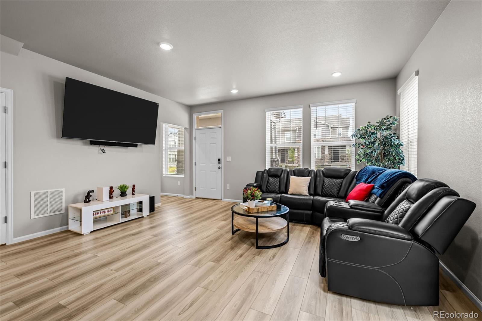 MLS Image #4 for 737 n tempe street,aurora, Colorado