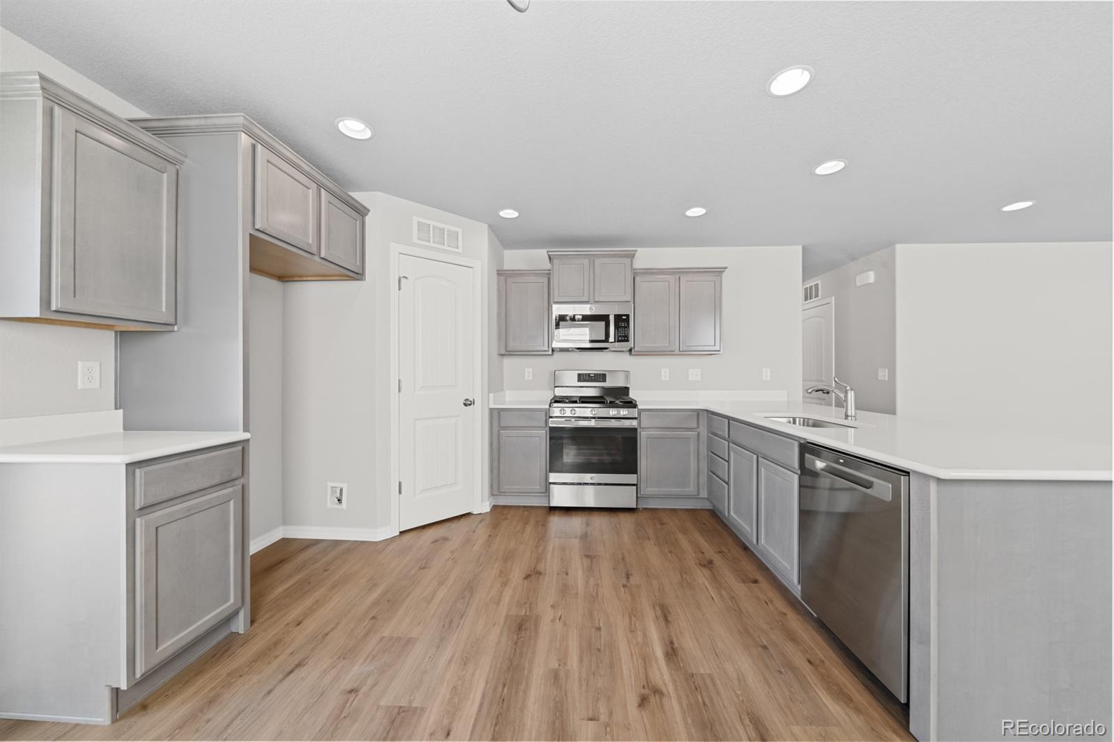 MLS Image #4 for 786 n carrie court,watkins, Colorado