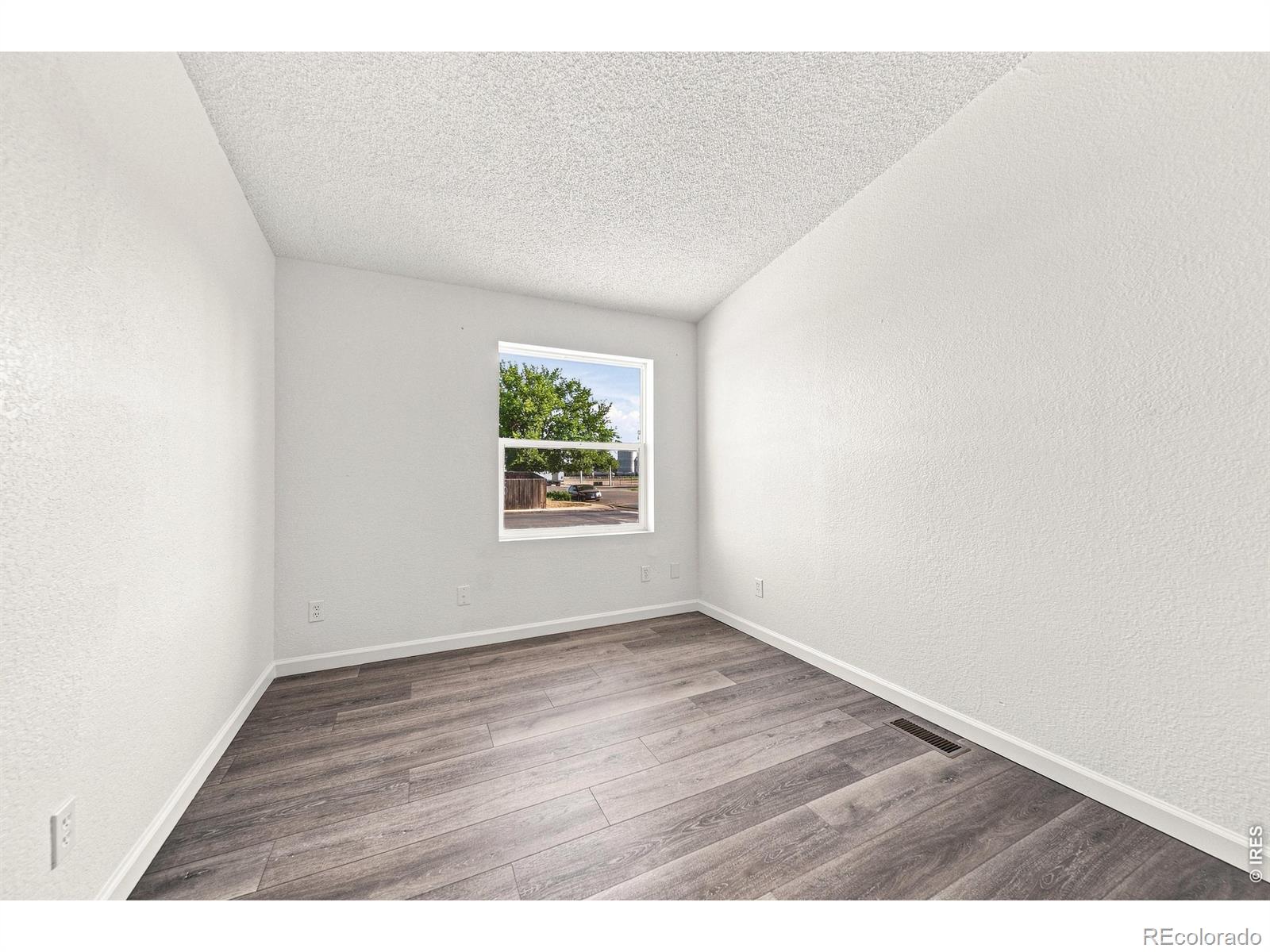 MLS Image #13 for 332  circle drive,fort morgan, Colorado
