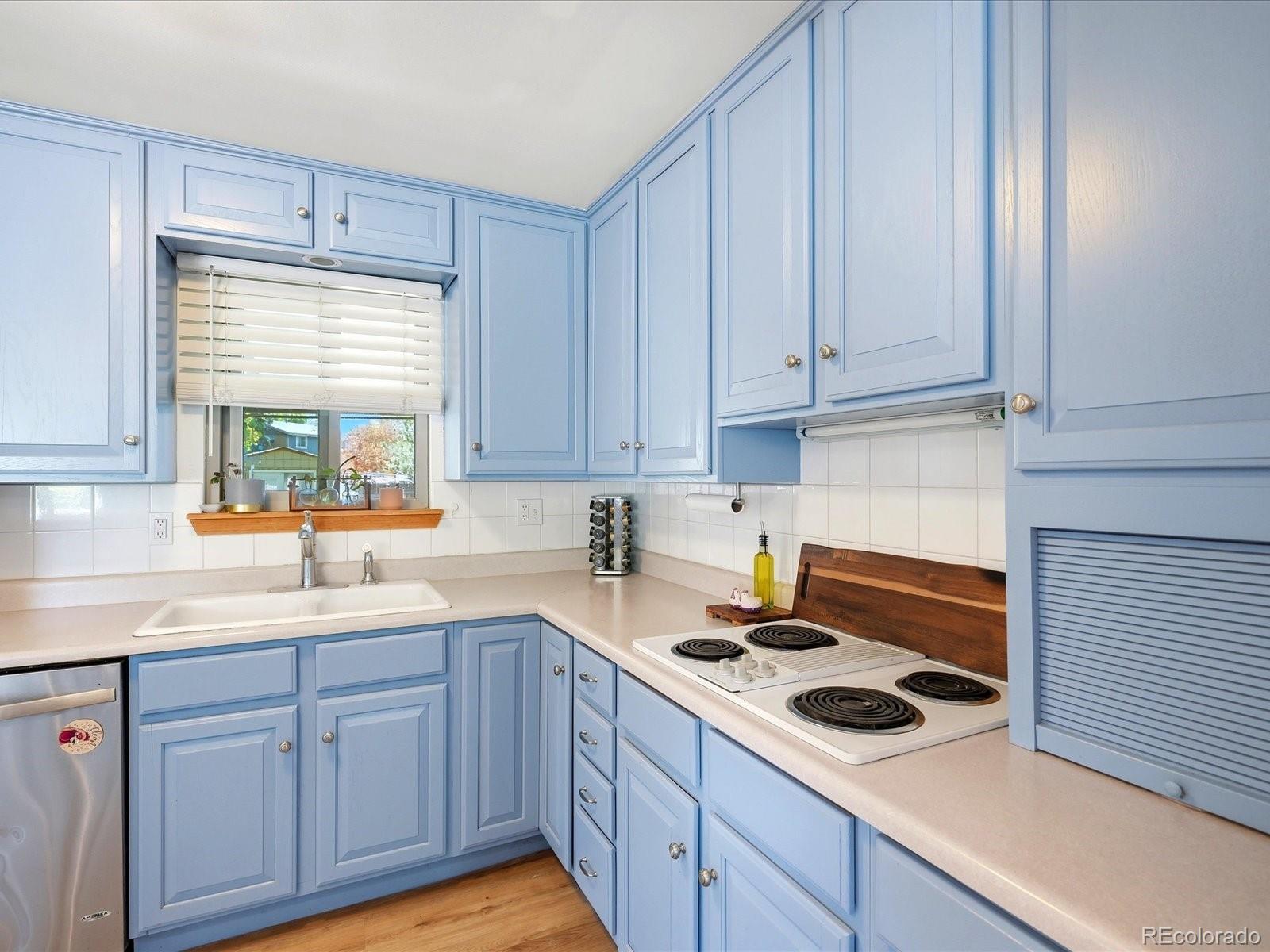 MLS Image #11 for 205  tucson street,aurora, Colorado