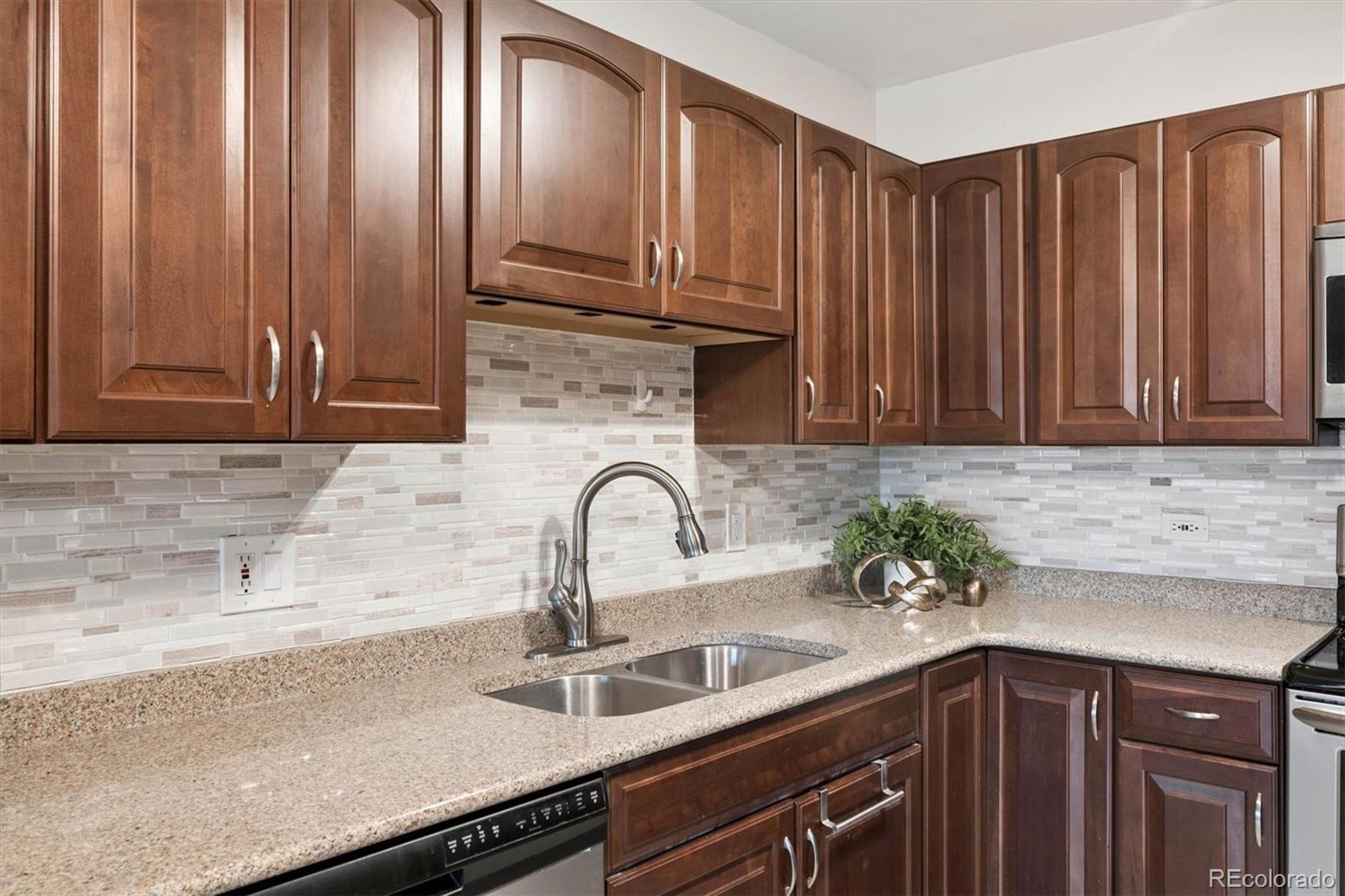 MLS Image #8 for 690 s alton way,denver, Colorado