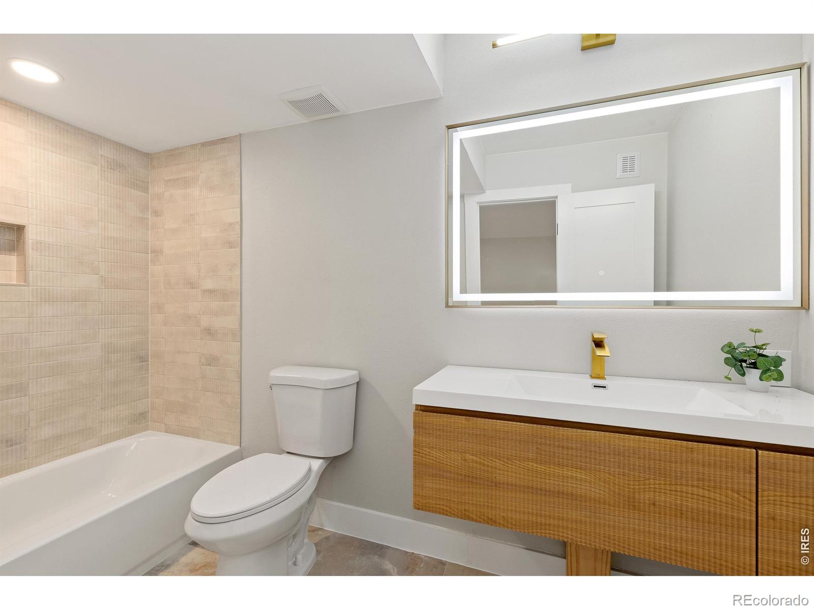 MLS Image #22 for 4505 s yosemite street,denver, Colorado