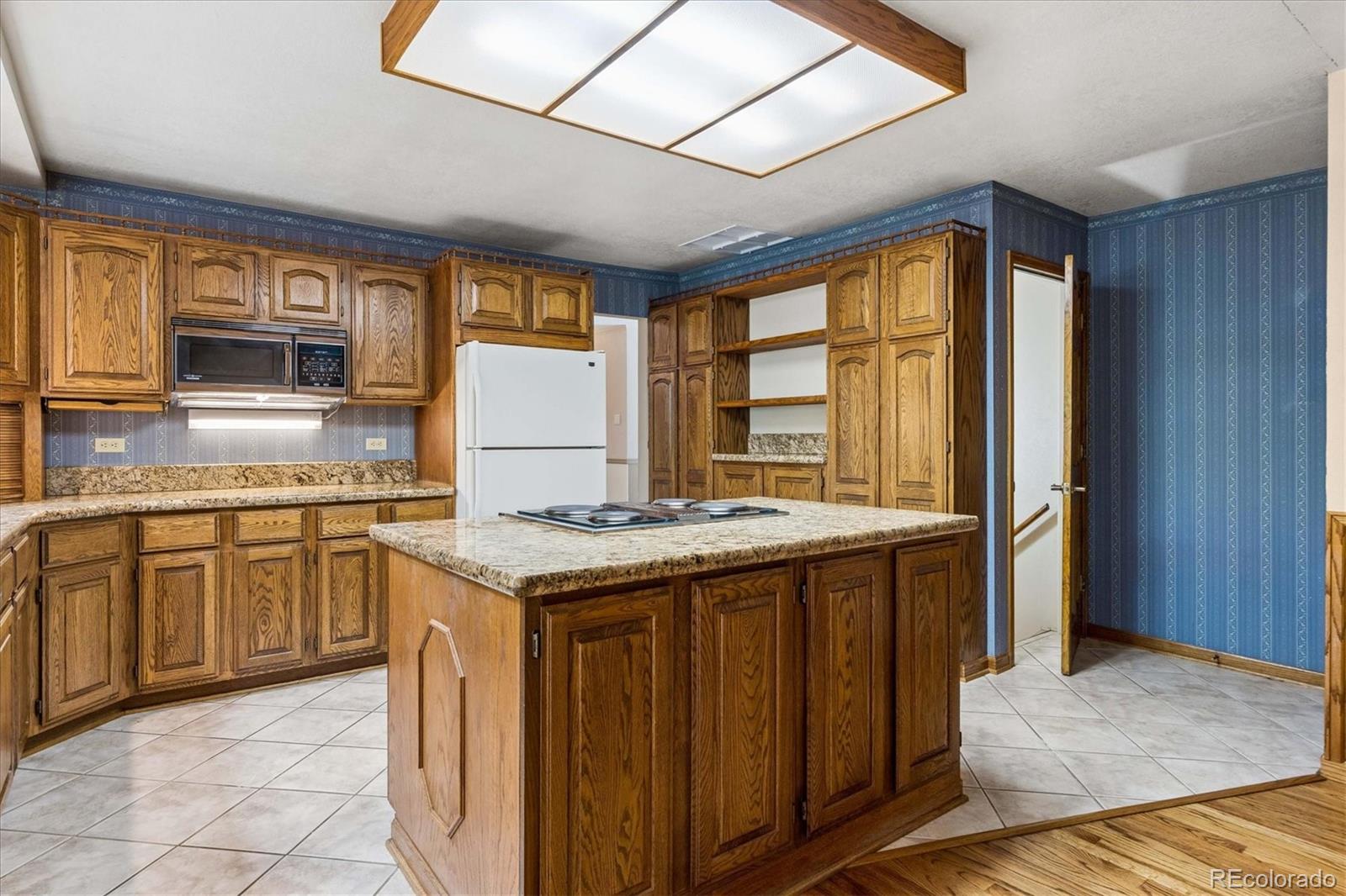 MLS Image #11 for 1610 s arbutus place,denver, Colorado