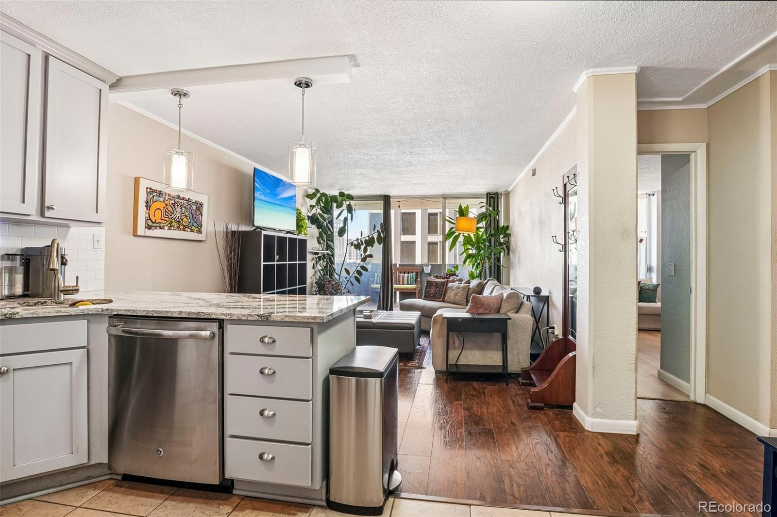 MLS Image #15 for 909 n logan street,denver, Colorado