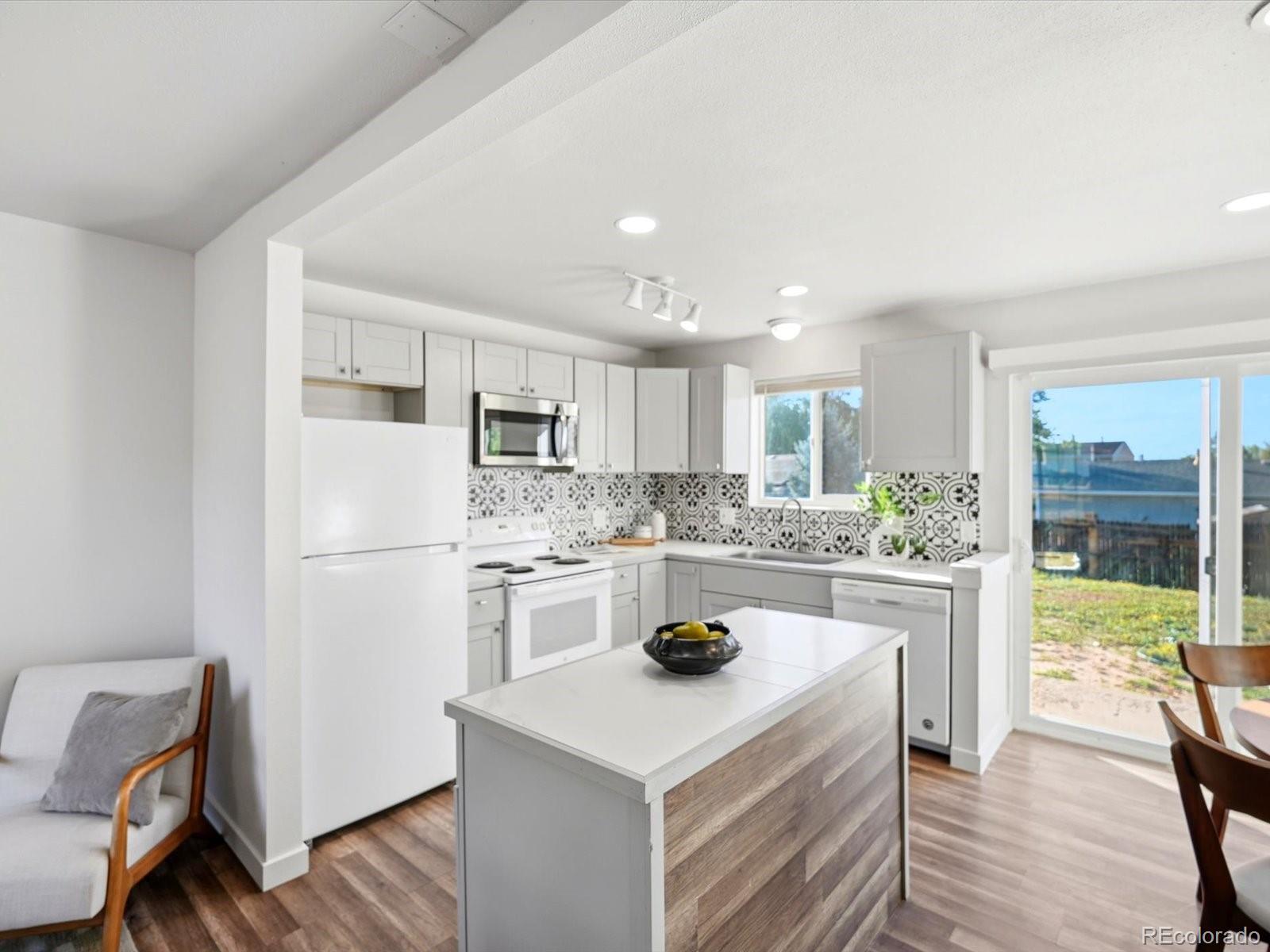 MLS Image #4 for 4363 s eagle circle,aurora, Colorado