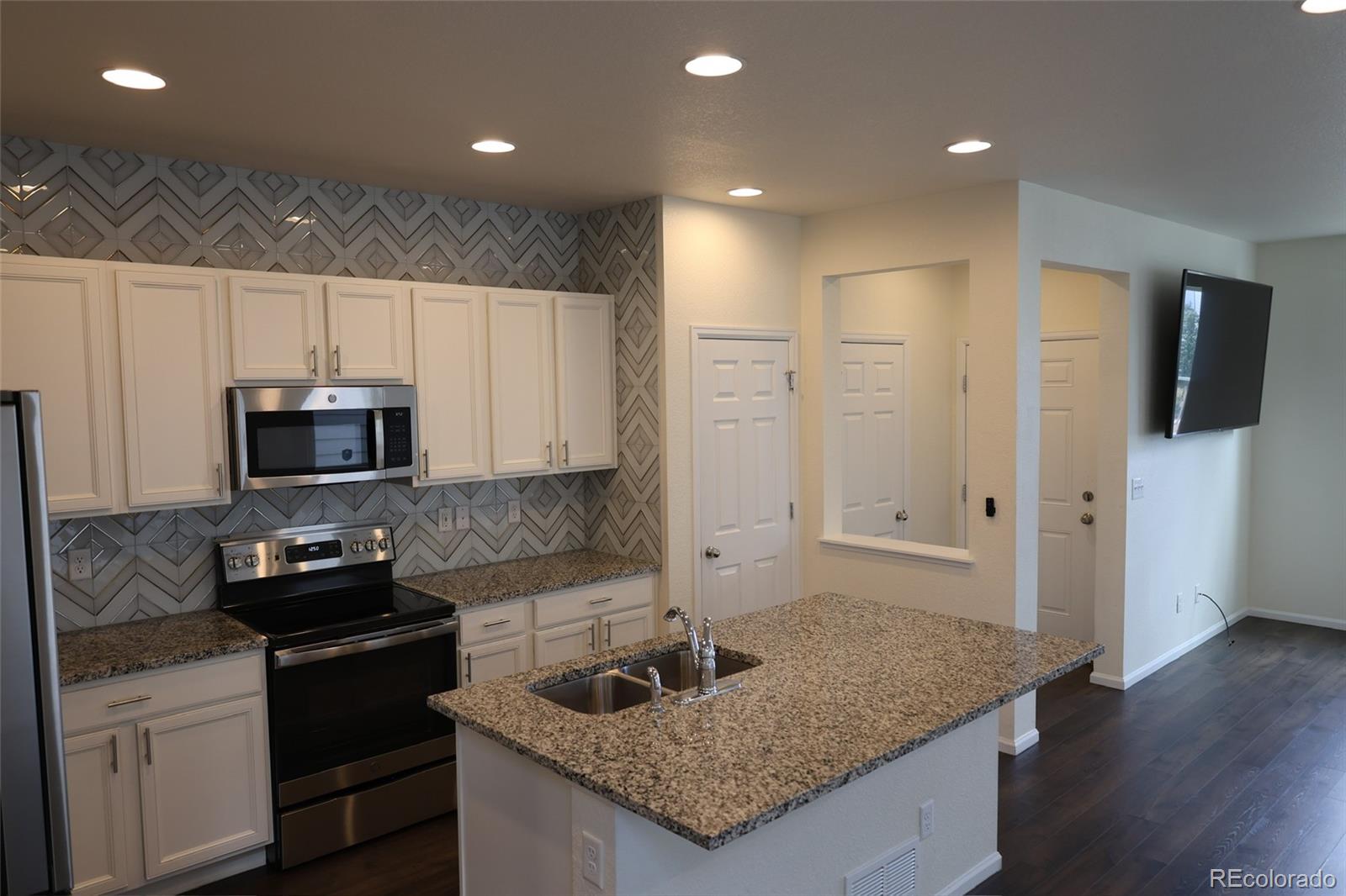 MLS Image #8 for 6517 n cathay street,denver, Colorado
