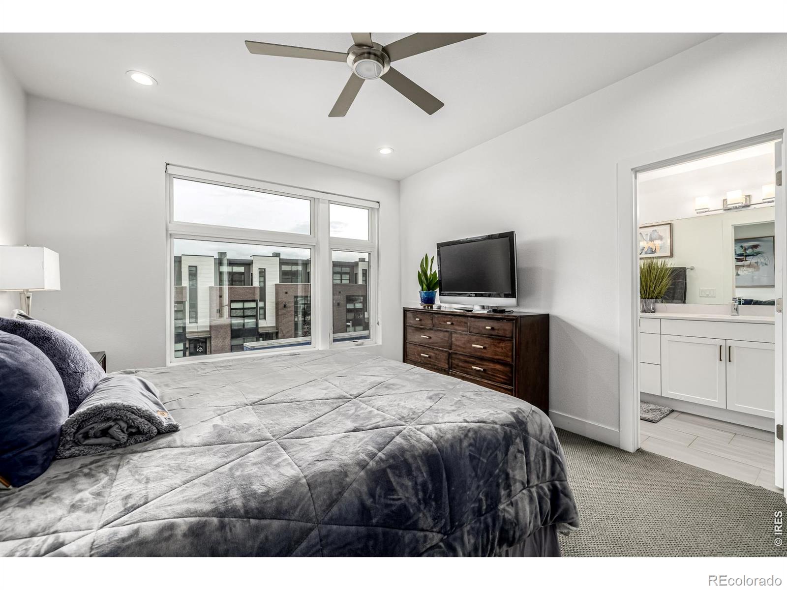 MLS Image #21 for 6820 e lowry boulevard,denver, Colorado