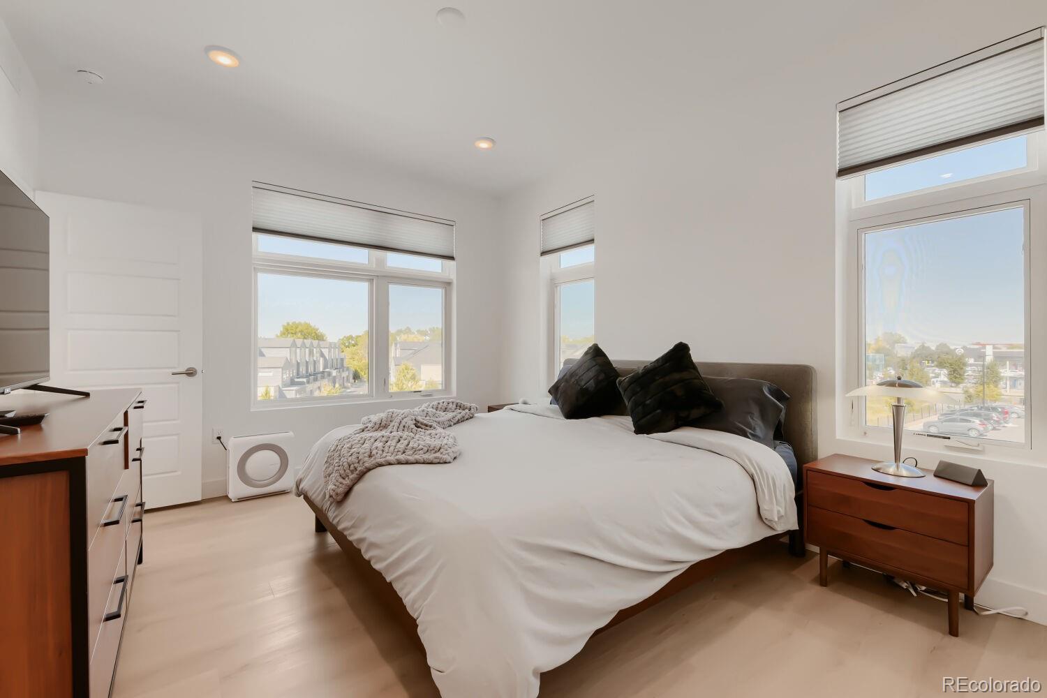 MLS Image #11 for 28  oneida court,denver, Colorado