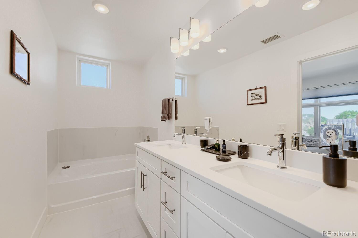 MLS Image #12 for 28  oneida court,denver, Colorado