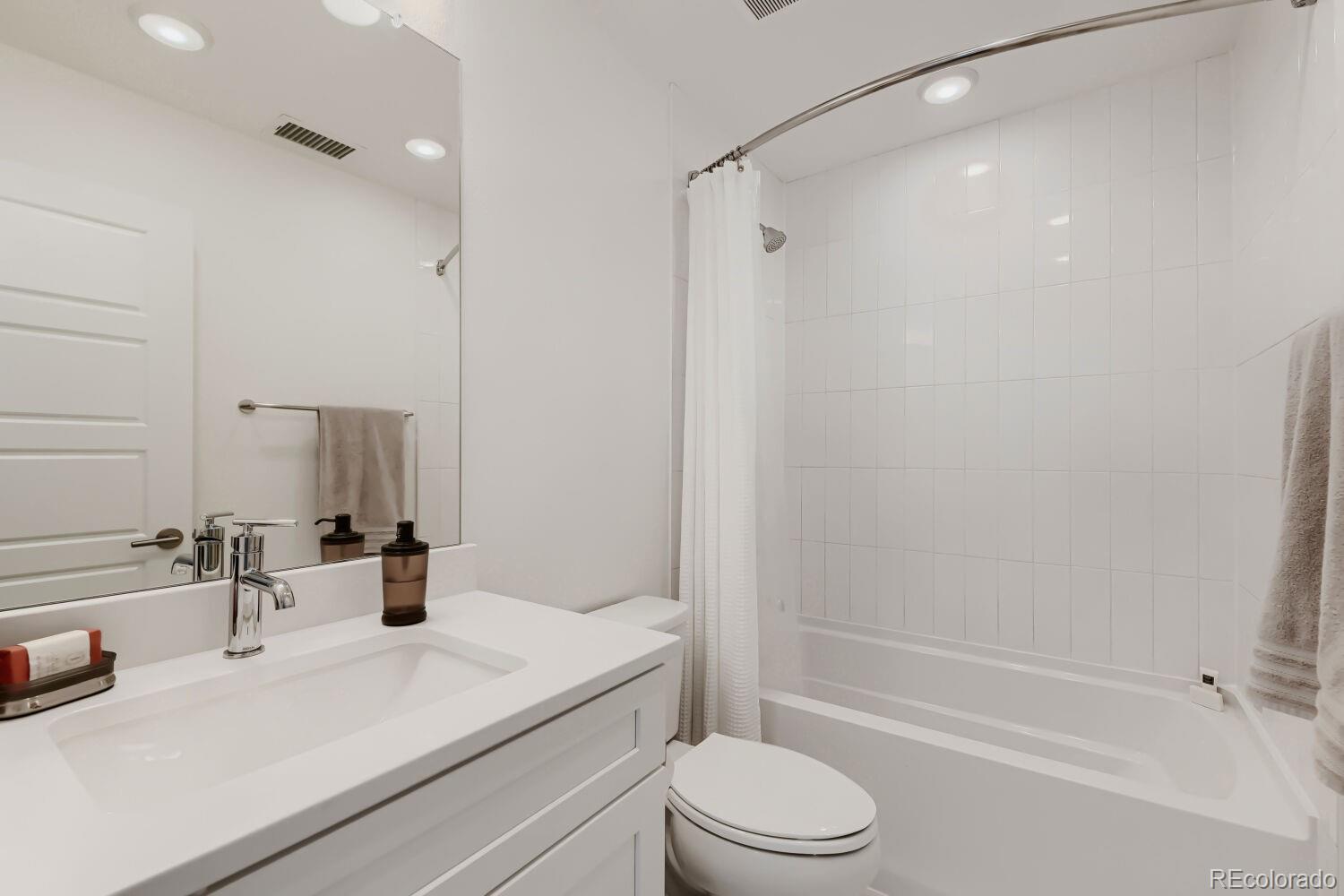 MLS Image #19 for 28  oneida court,denver, Colorado