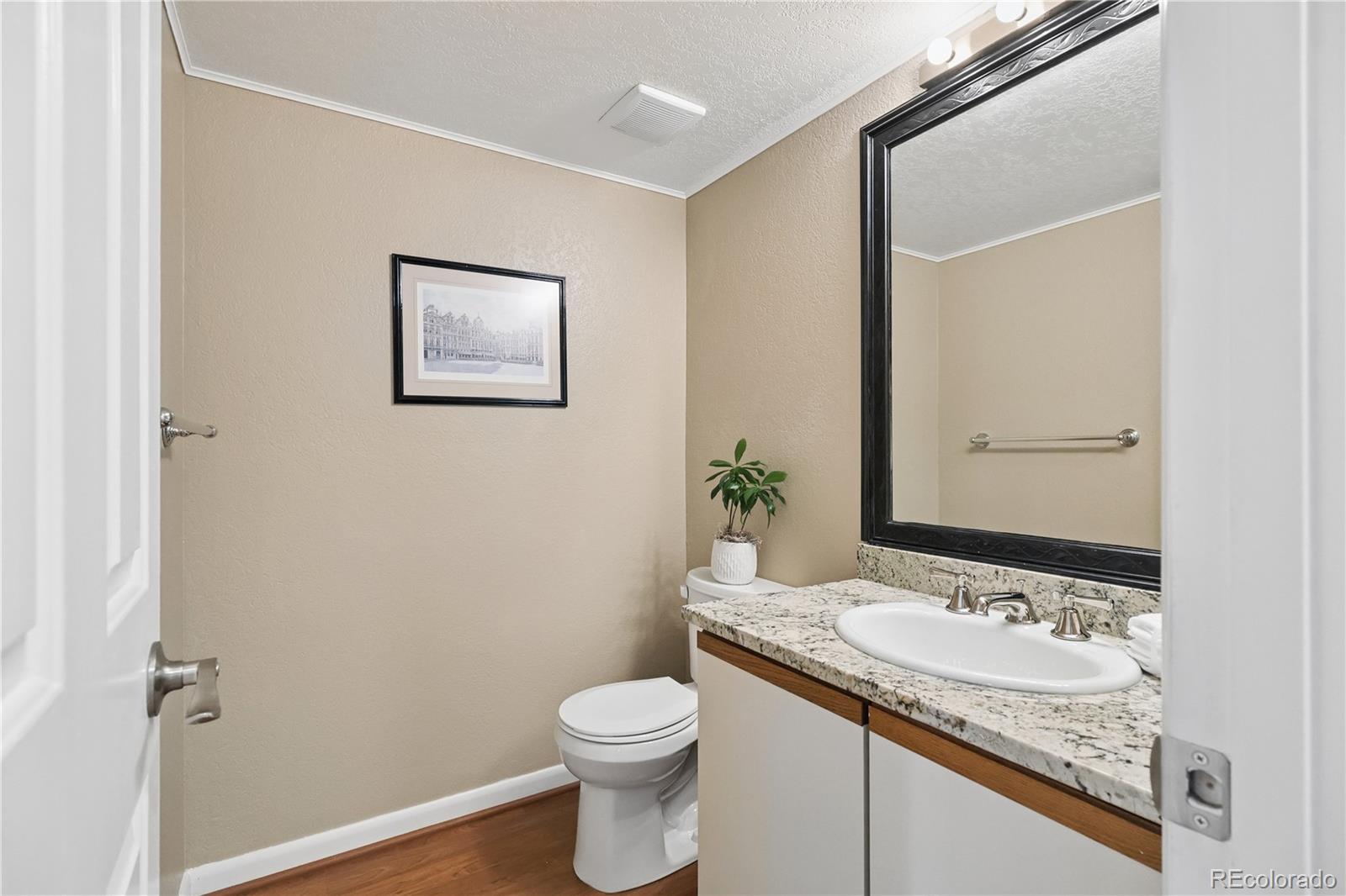 MLS Image #12 for 2290 s yosemite circle,denver, Colorado