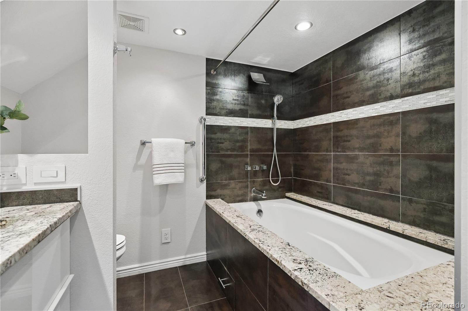MLS Image #17 for 2290 s yosemite circle,denver, Colorado