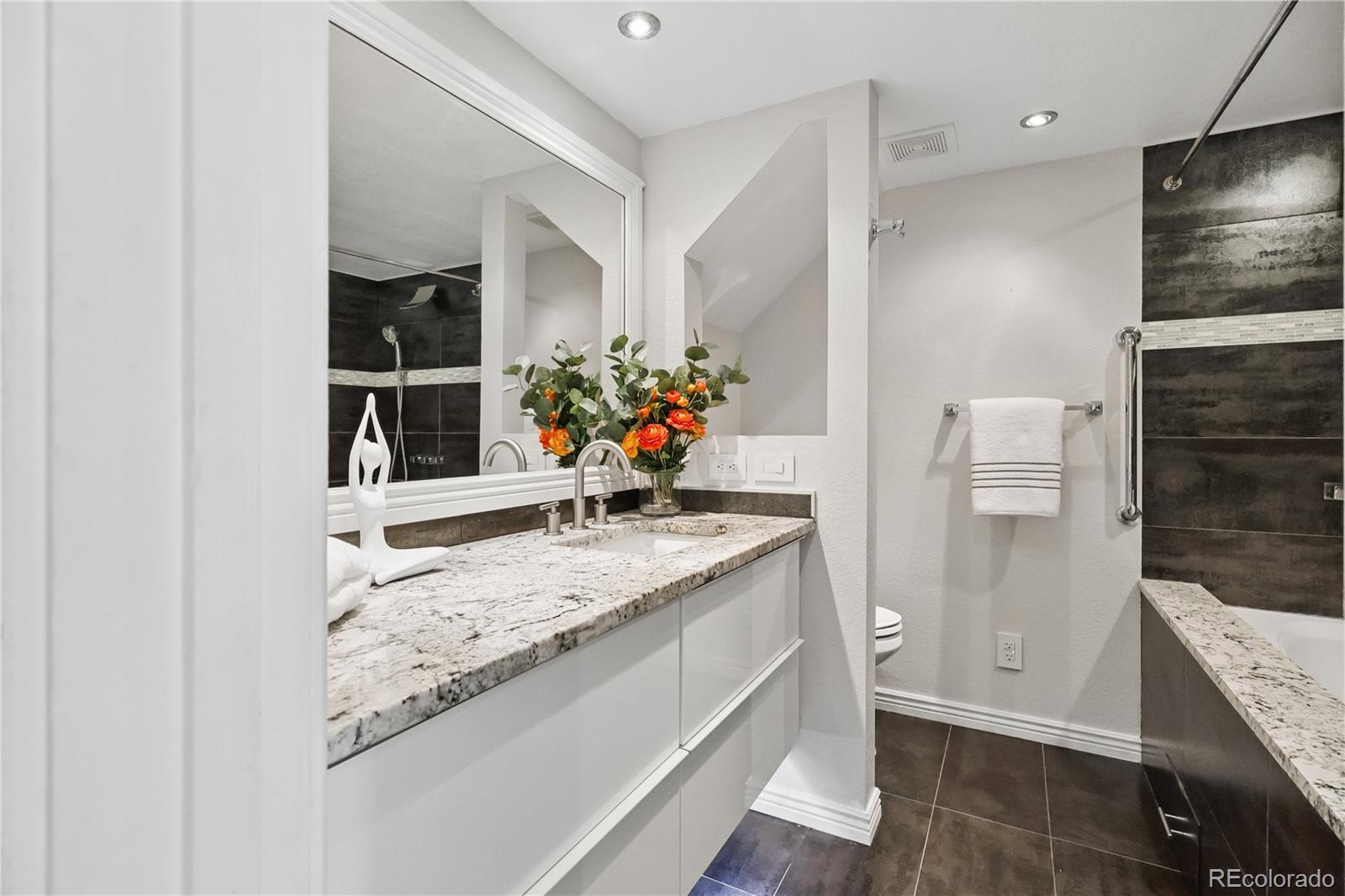 MLS Image #18 for 2290 s yosemite circle,denver, Colorado