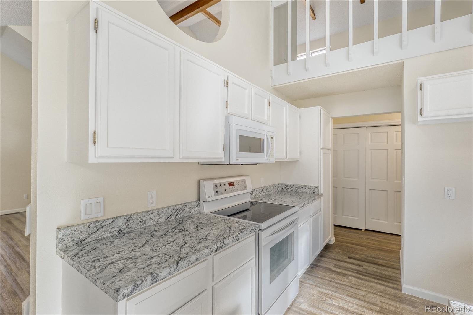 MLS Image #10 for 204 s eagle circle,aurora, Colorado