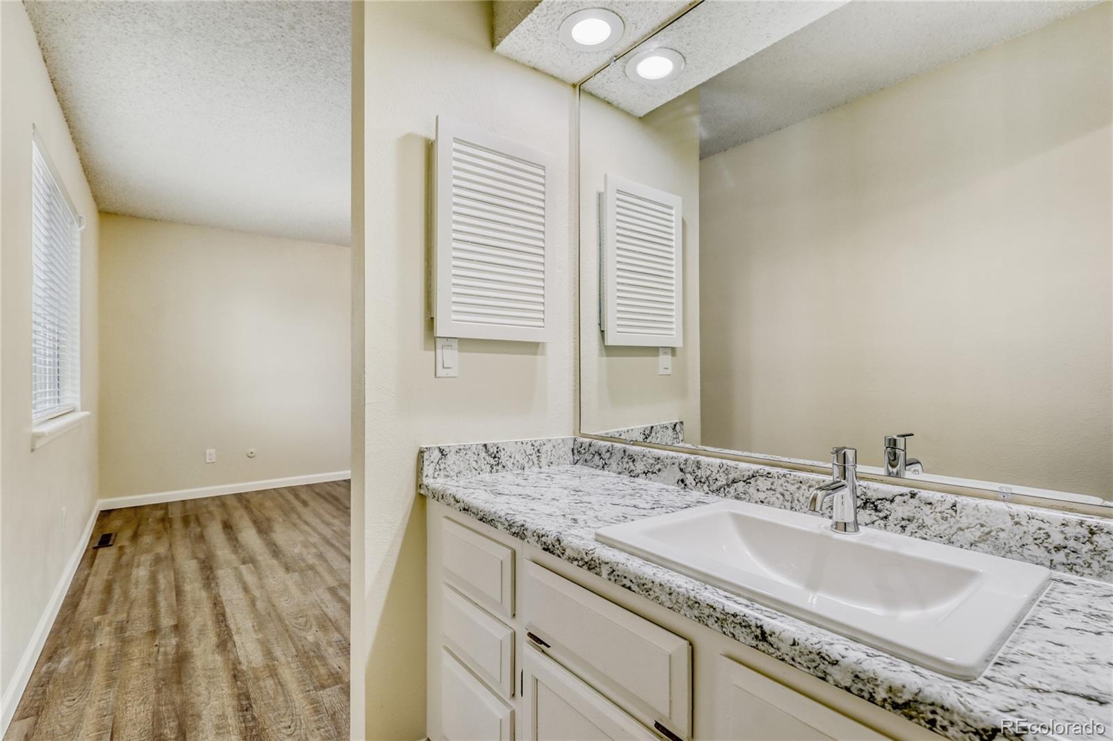 MLS Image #22 for 204 s eagle circle,aurora, Colorado