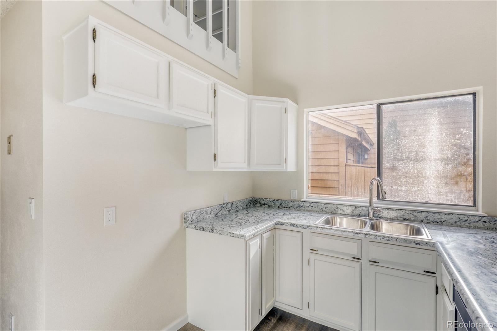 MLS Image #9 for 204 s eagle circle,aurora, Colorado