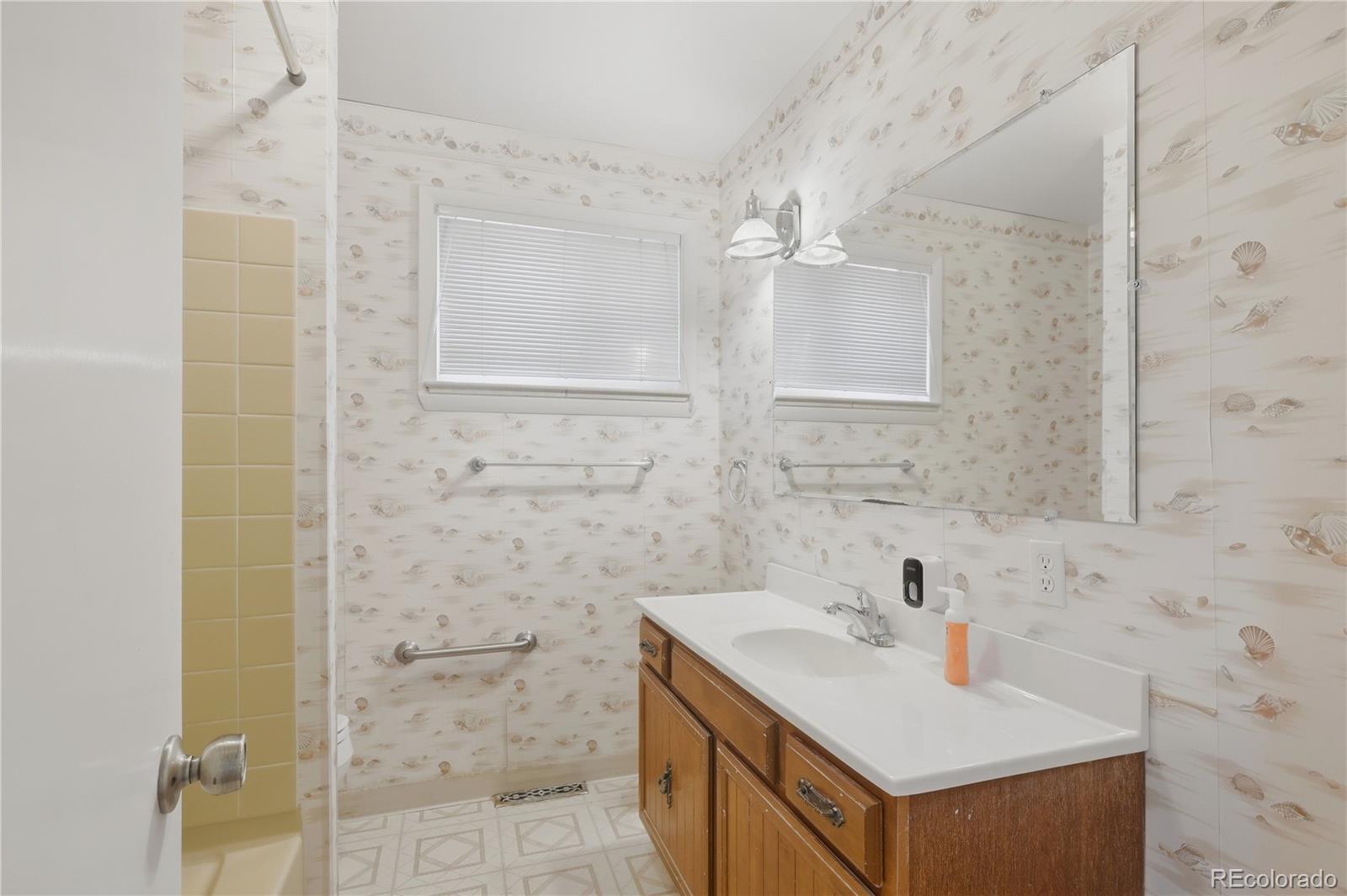 MLS Image #18 for 6376 s valleyview street,littleton, Colorado