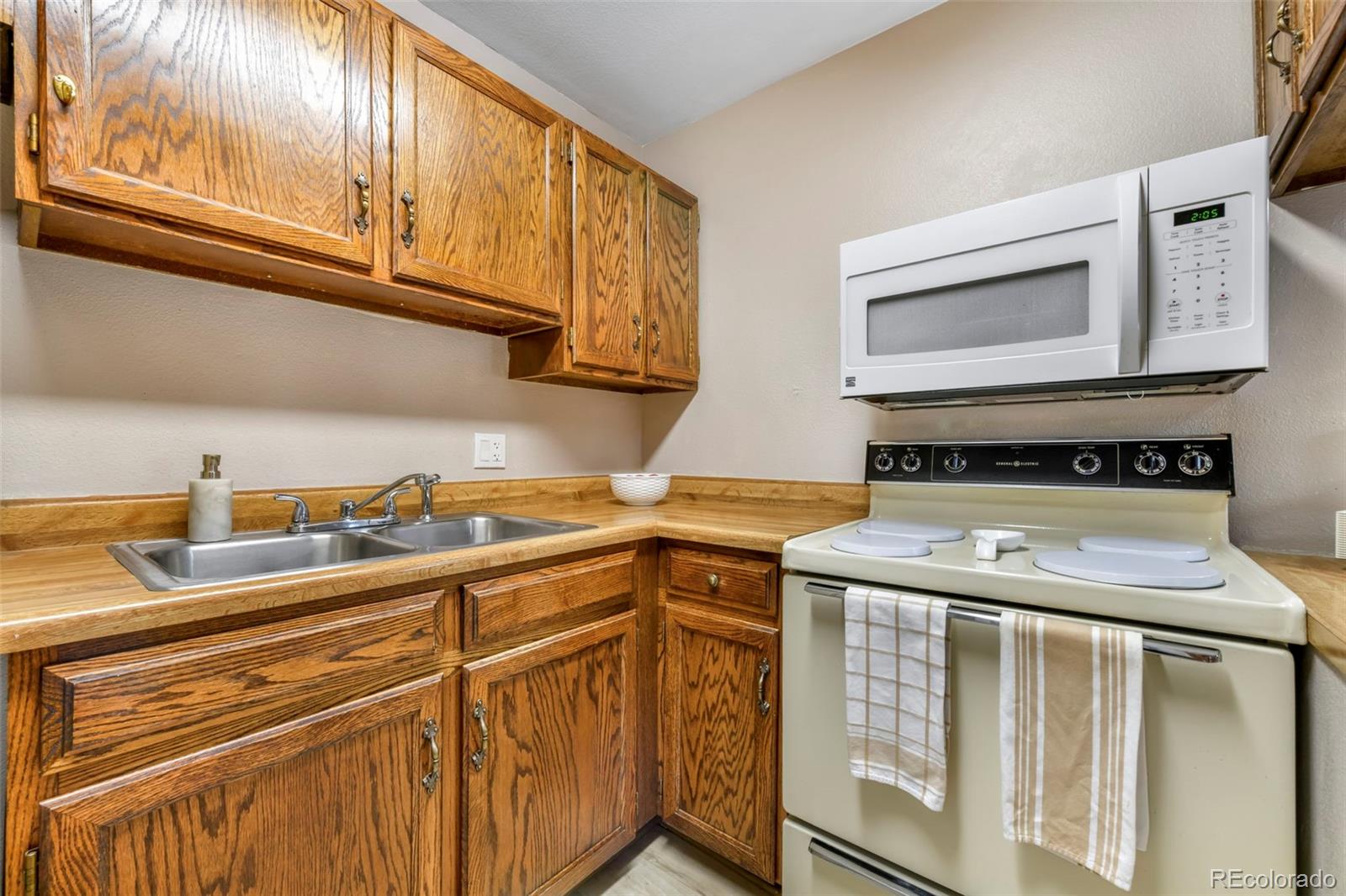 MLS Image #8 for 2430  palmer park boulevard d1,colorado springs, Colorado