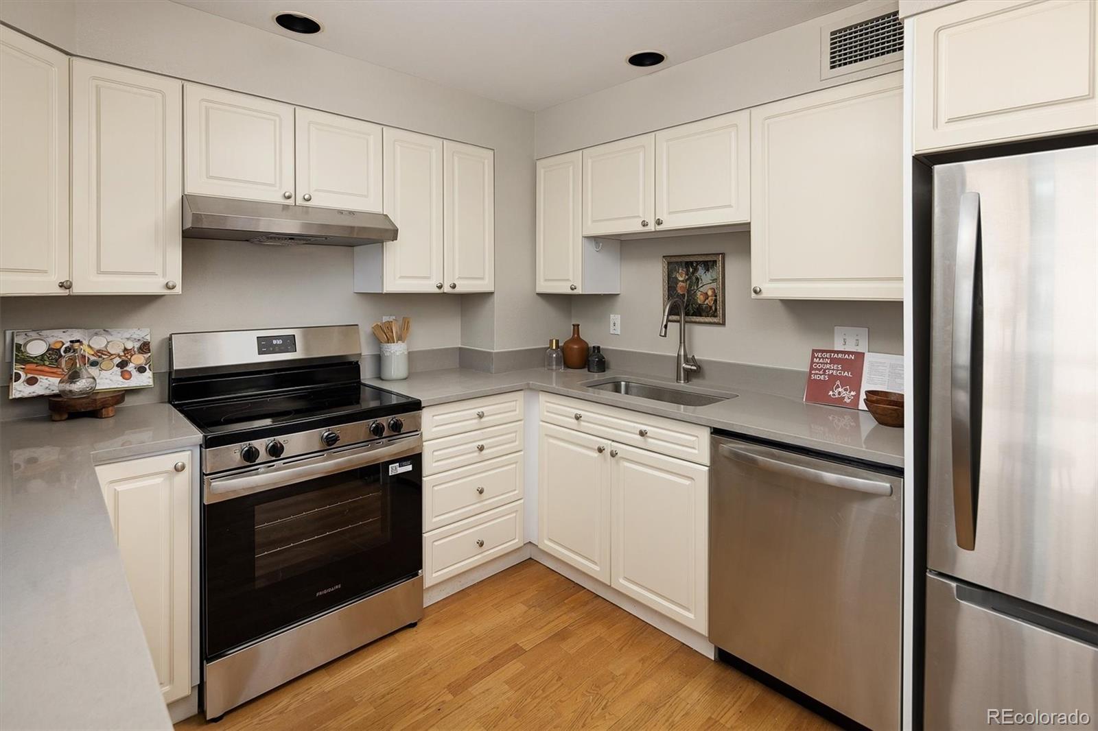 MLS Image #7 for 460 s marion parkway 653,denver, Colorado