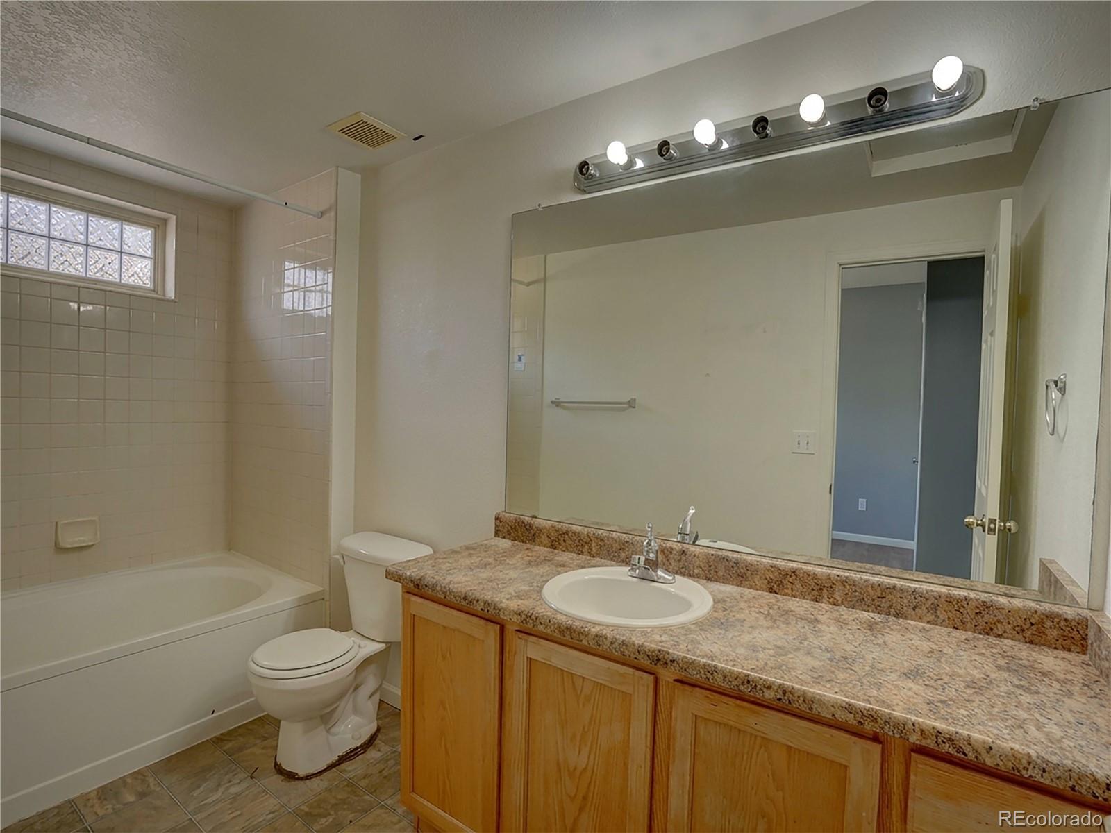 MLS Image #18 for 5800  tower road 1205,denver, Colorado