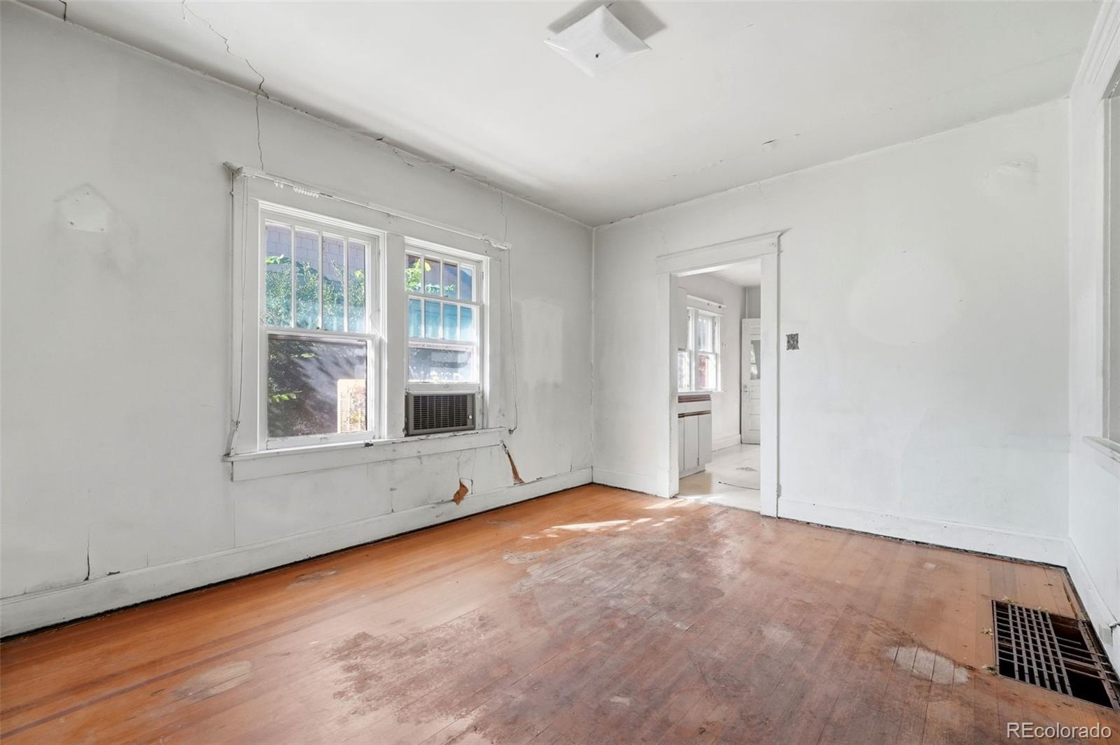 MLS Image #4 for 1921 s marion street,denver, Colorado