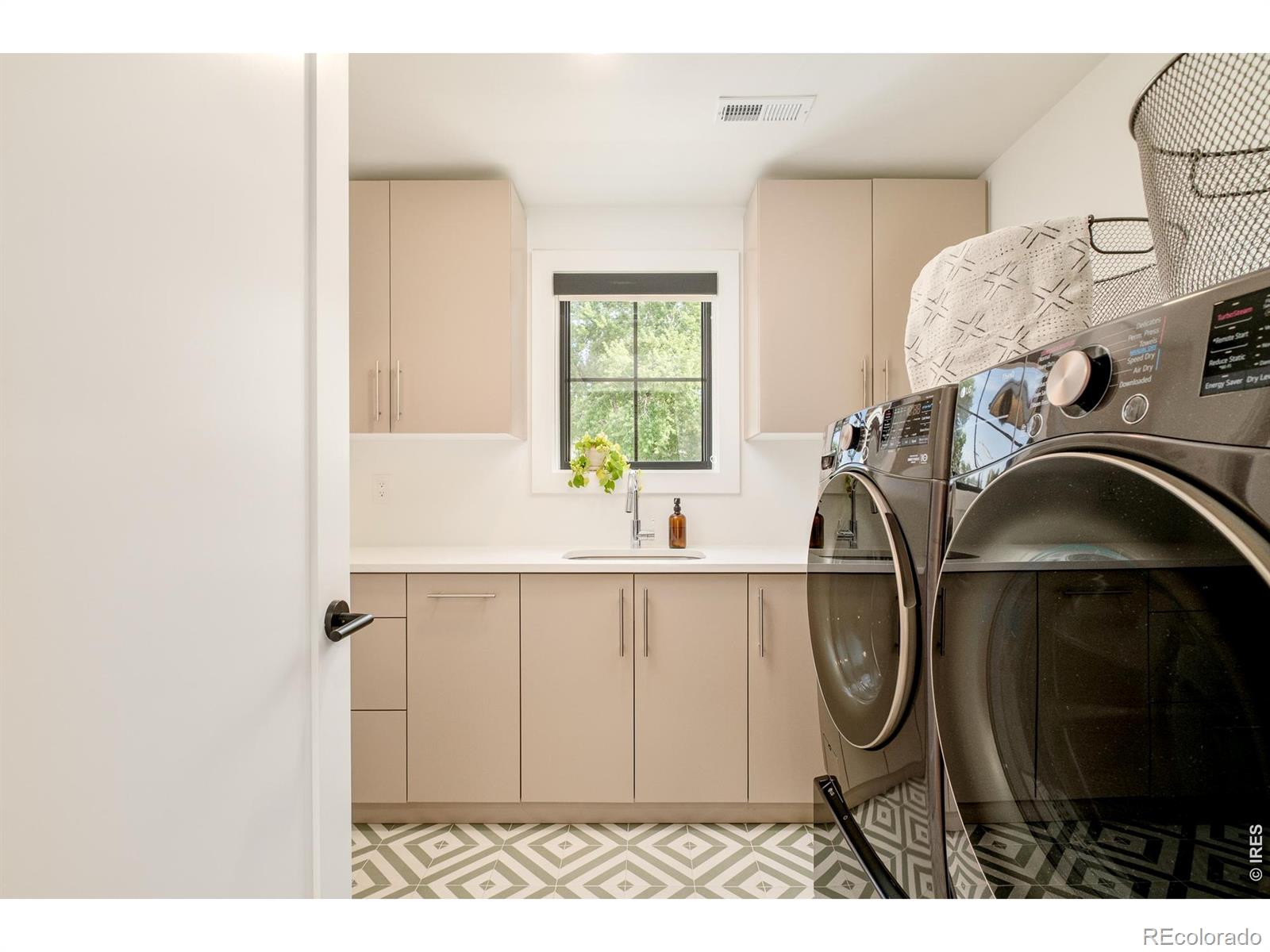 MLS Image #23 for 2485  oak street,denver, Colorado