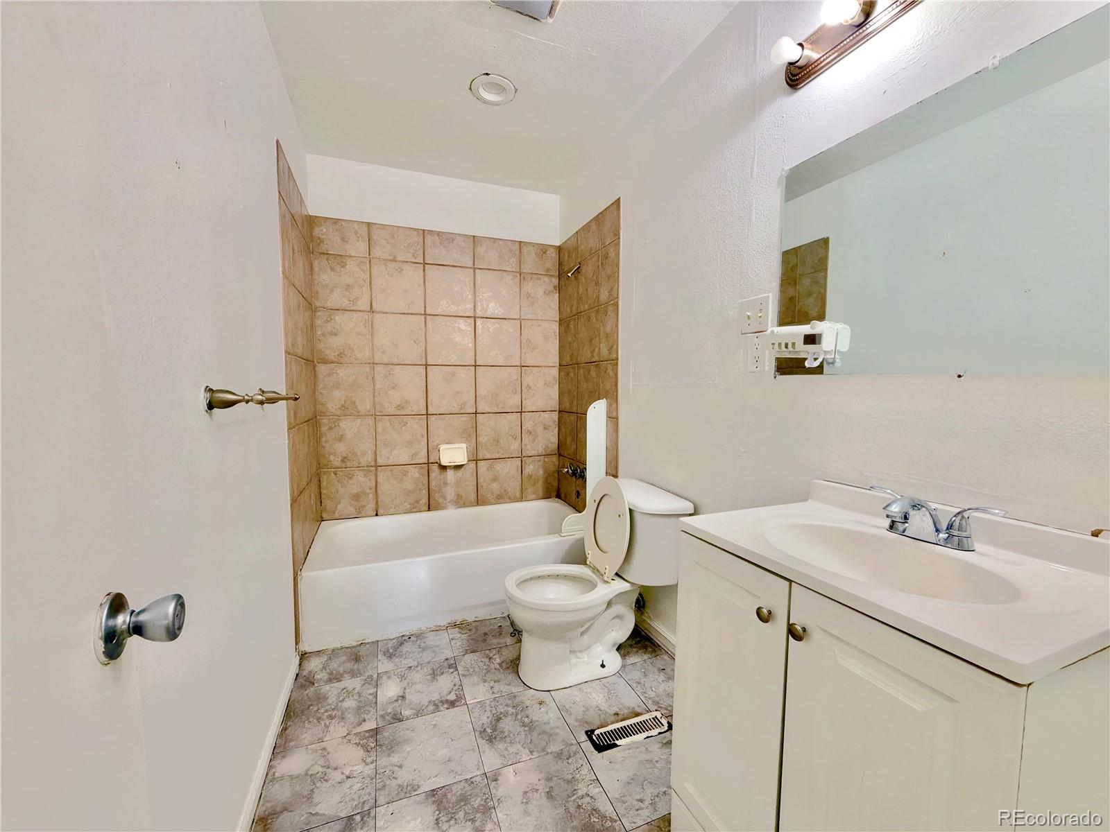 MLS Image #4 for 1996 s olathe street,aurora, Colorado