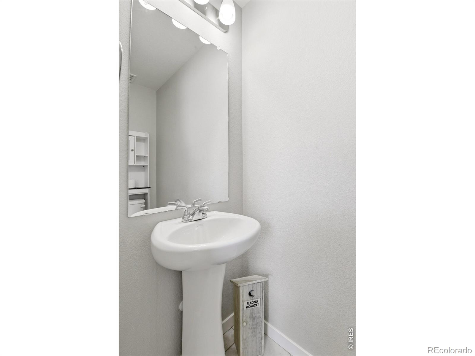 MLS Image #10 for 17975 e 54th avenue,denver, Colorado