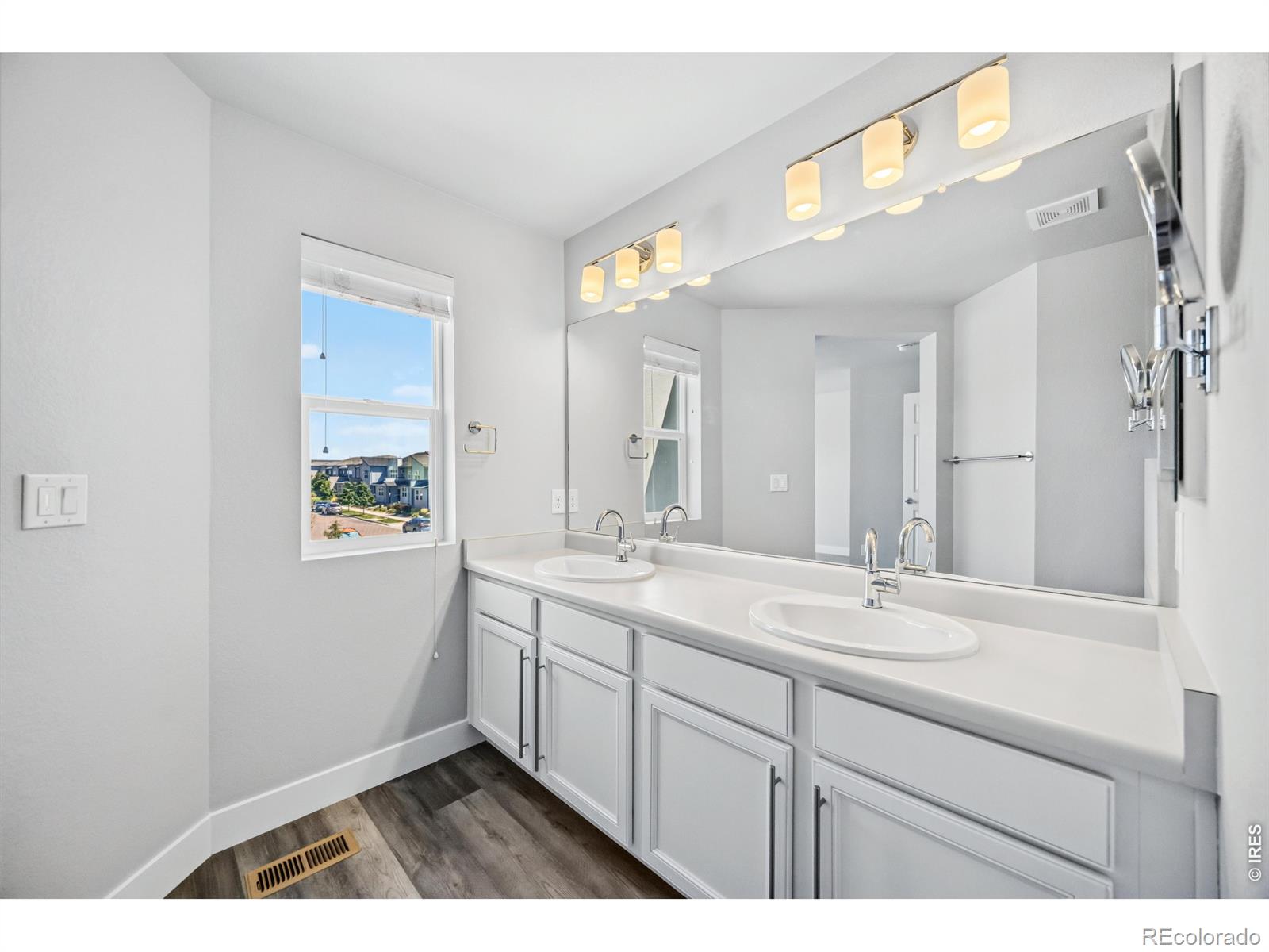 MLS Image #11 for 16073 e warner place,denver, Colorado
