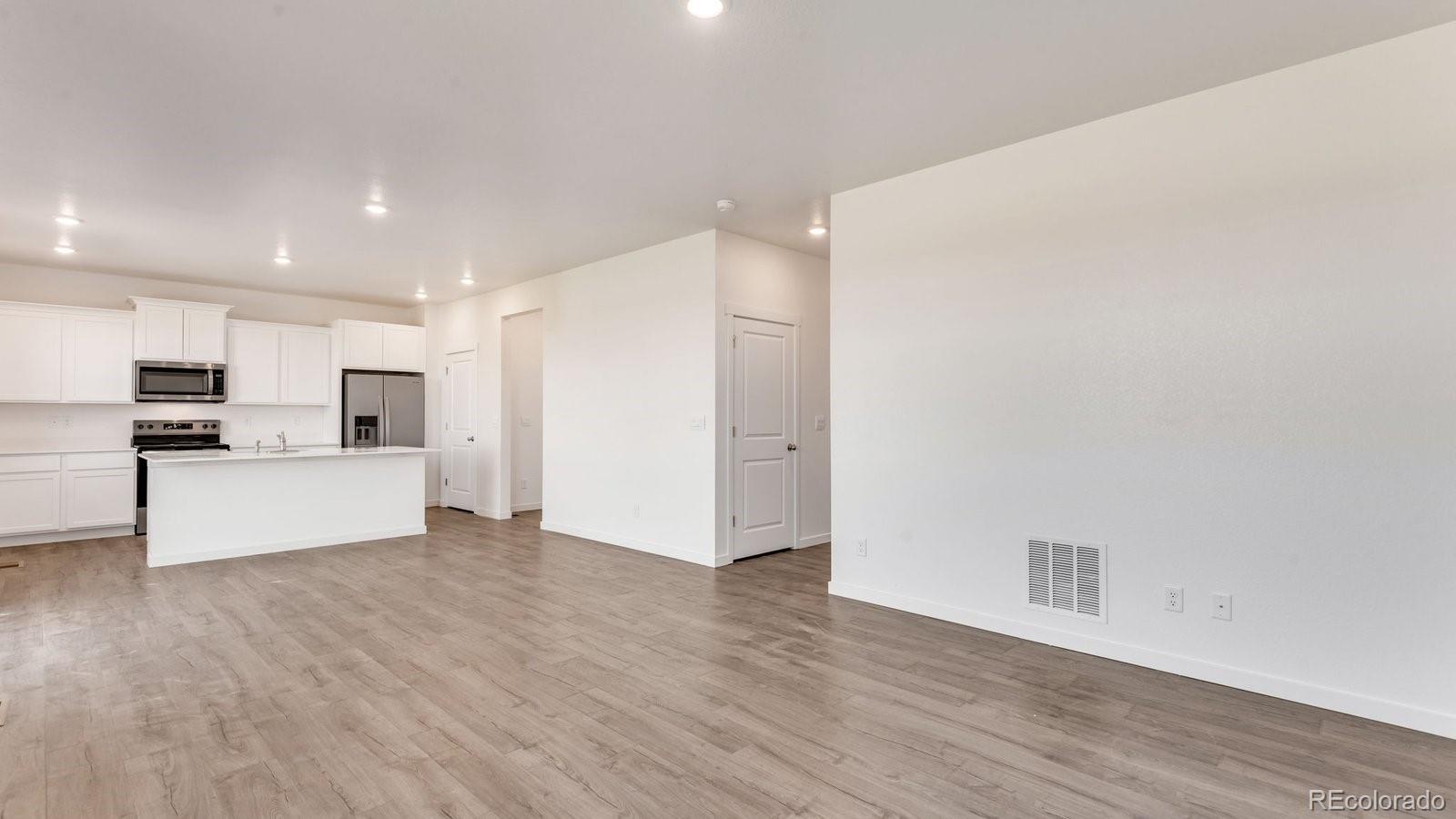 MLS Image #9 for 9938  danube court,commerce city, Colorado