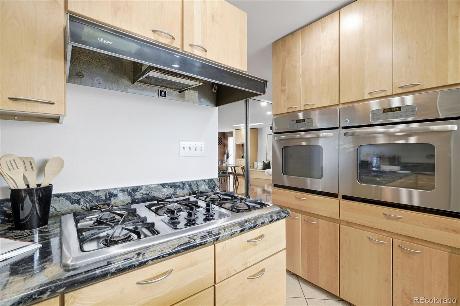 MLS Image #13 for 909 n logan street a,denver, Colorado