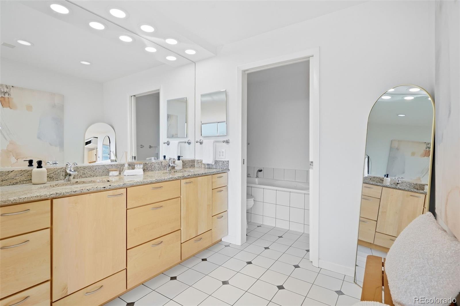 MLS Image #29 for 909 n logan street a,denver, Colorado