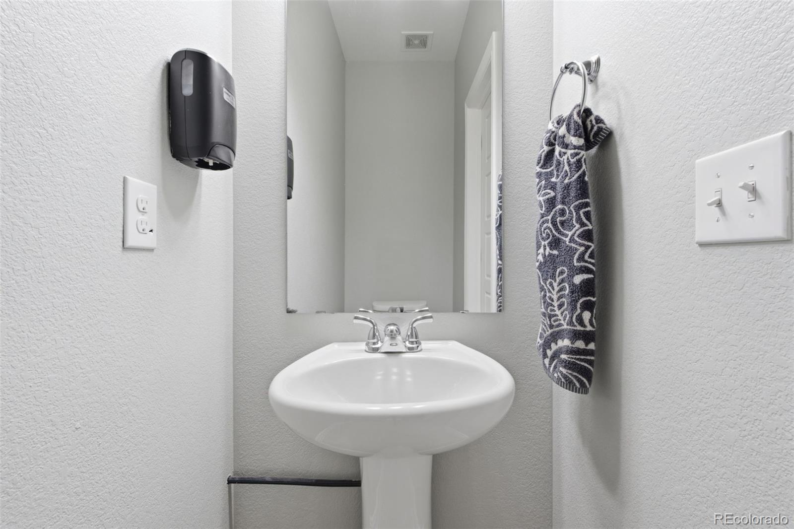 MLS Image #15 for 18619 e 50th place,denver, Colorado