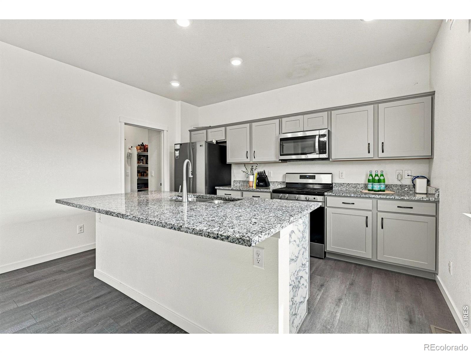 MLS Image #10 for 430  thrush place,johnstown, Colorado