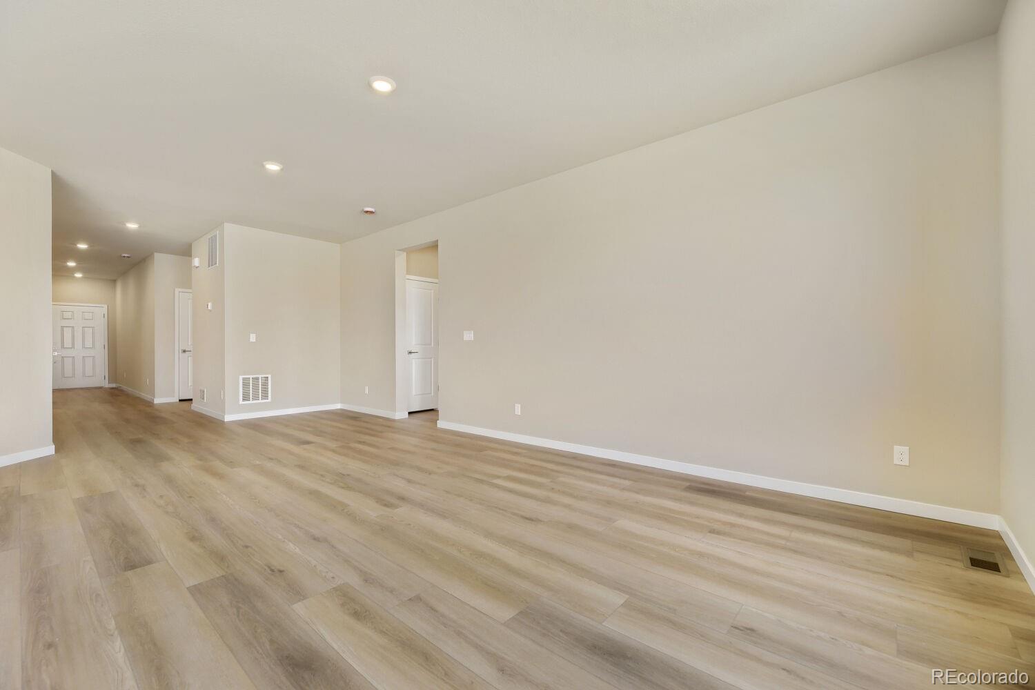 MLS Image #10 for 55015 e 28th place,strasburg, Colorado