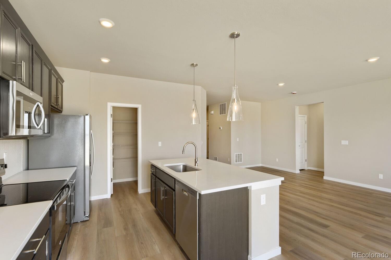 MLS Image #13 for 55015 e 28th place,strasburg, Colorado
