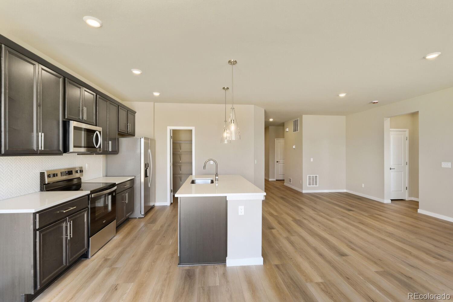 MLS Image #18 for 55015 e 28th place,strasburg, Colorado