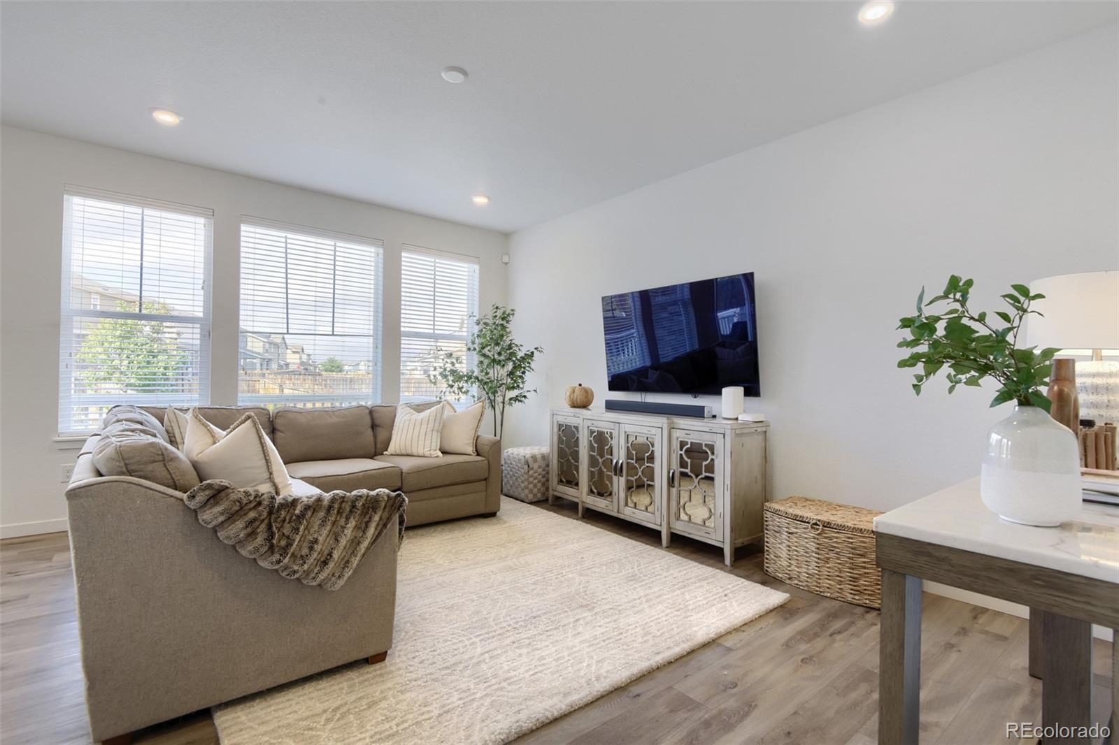 MLS Image #2 for 827 s flat rock way,aurora, Colorado