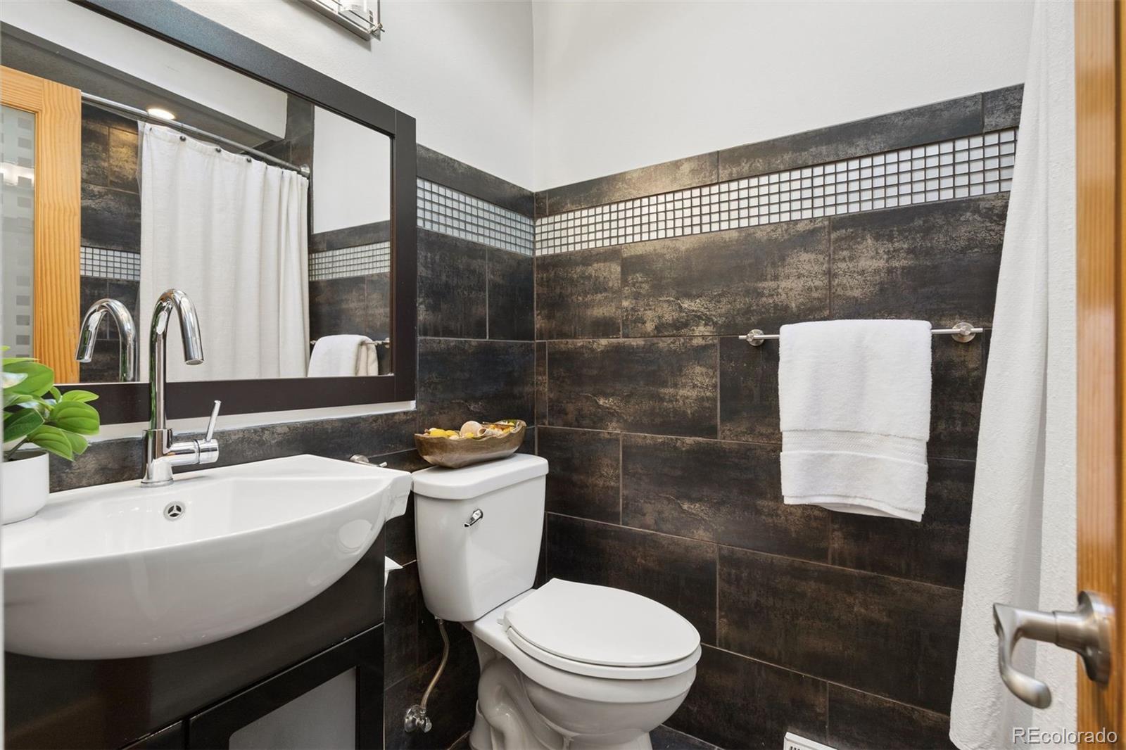MLS Image #26 for 1360 s dahlia street,denver, Colorado