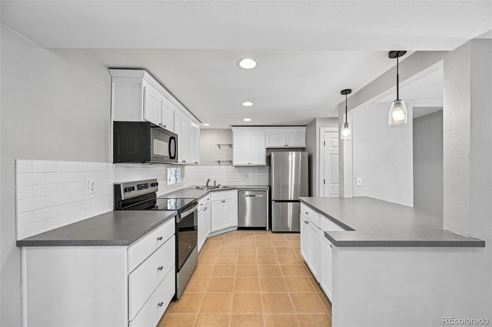 MLS Image #14 for 9899 e 7th avenue,aurora, Colorado