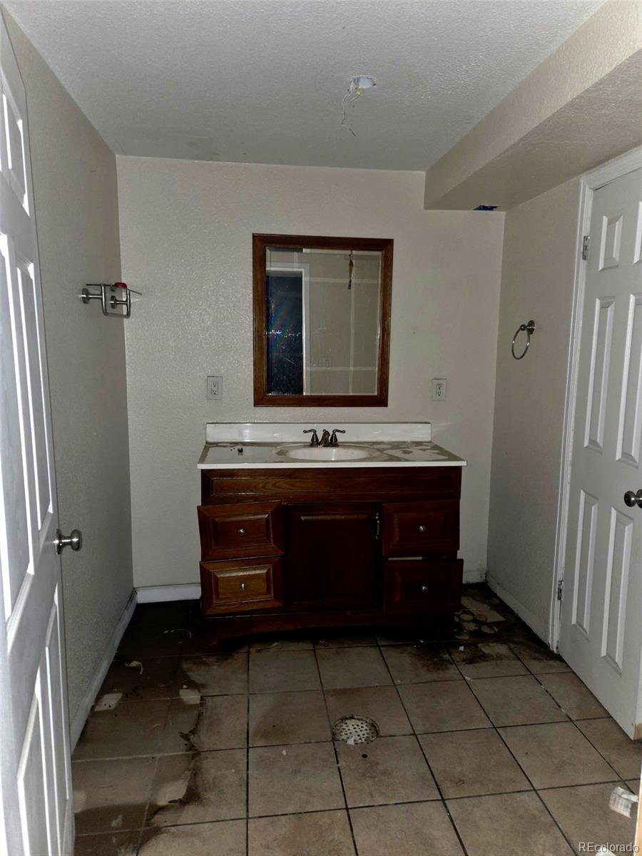 MLS Image #11 for 11593 e alaska avenue,aurora, Colorado
