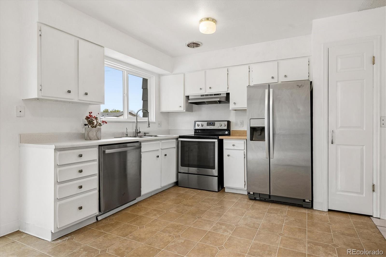 MLS Image #7 for 2591 s naples way,aurora, Colorado