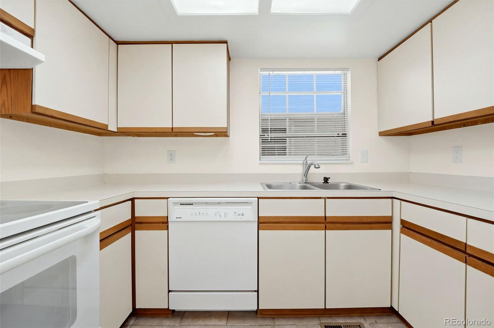 MLS Image #6 for 12534 e pacific circle,aurora, Colorado
