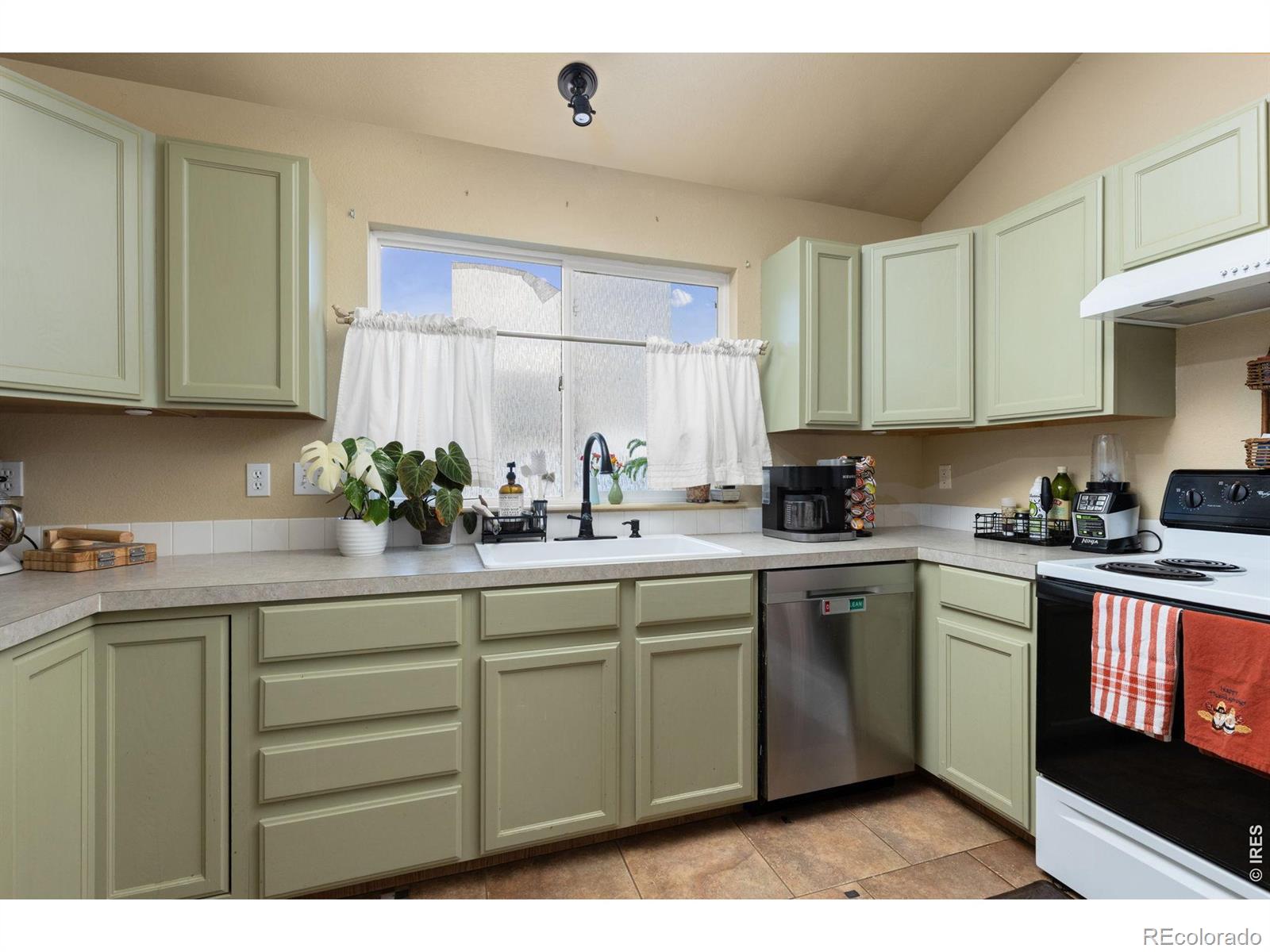 MLS Image #10 for 180  mountain ash court,milliken, Colorado