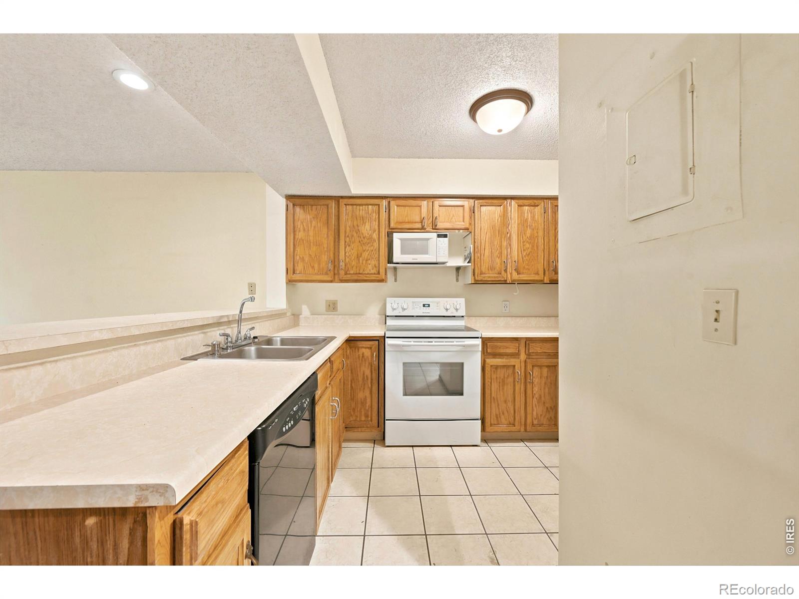 MLS Image #3 for 13950 e oxford place,aurora, Colorado