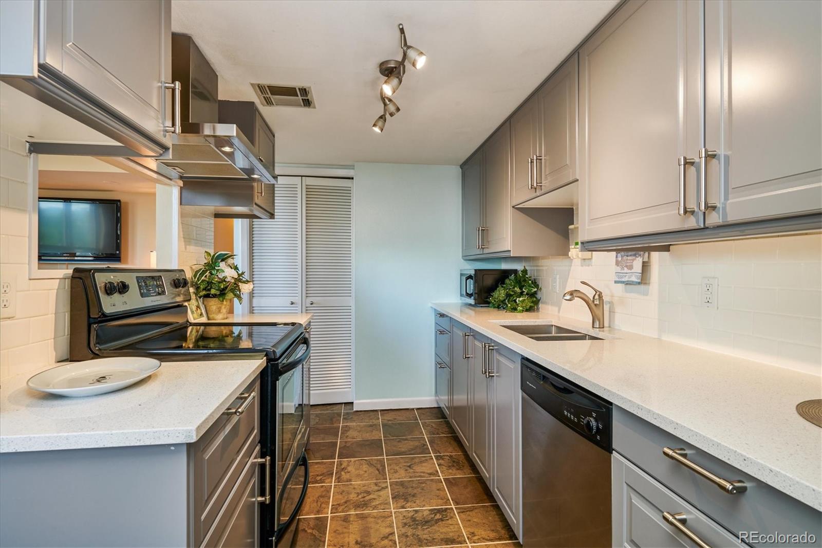 MLS Image #9 for 5955 e 10th avenue,denver, Colorado