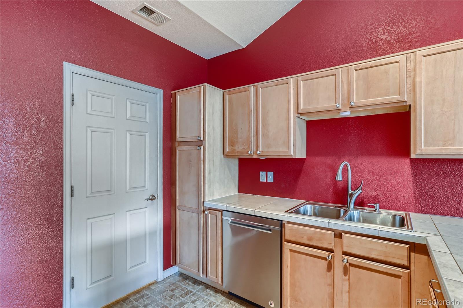 MLS Image #11 for 22580 e ontario drive,aurora, Colorado